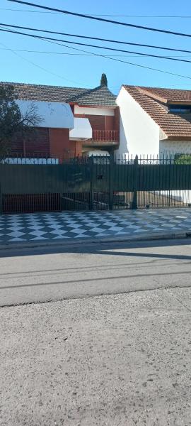 Casa Privada Monte Grande y cochera